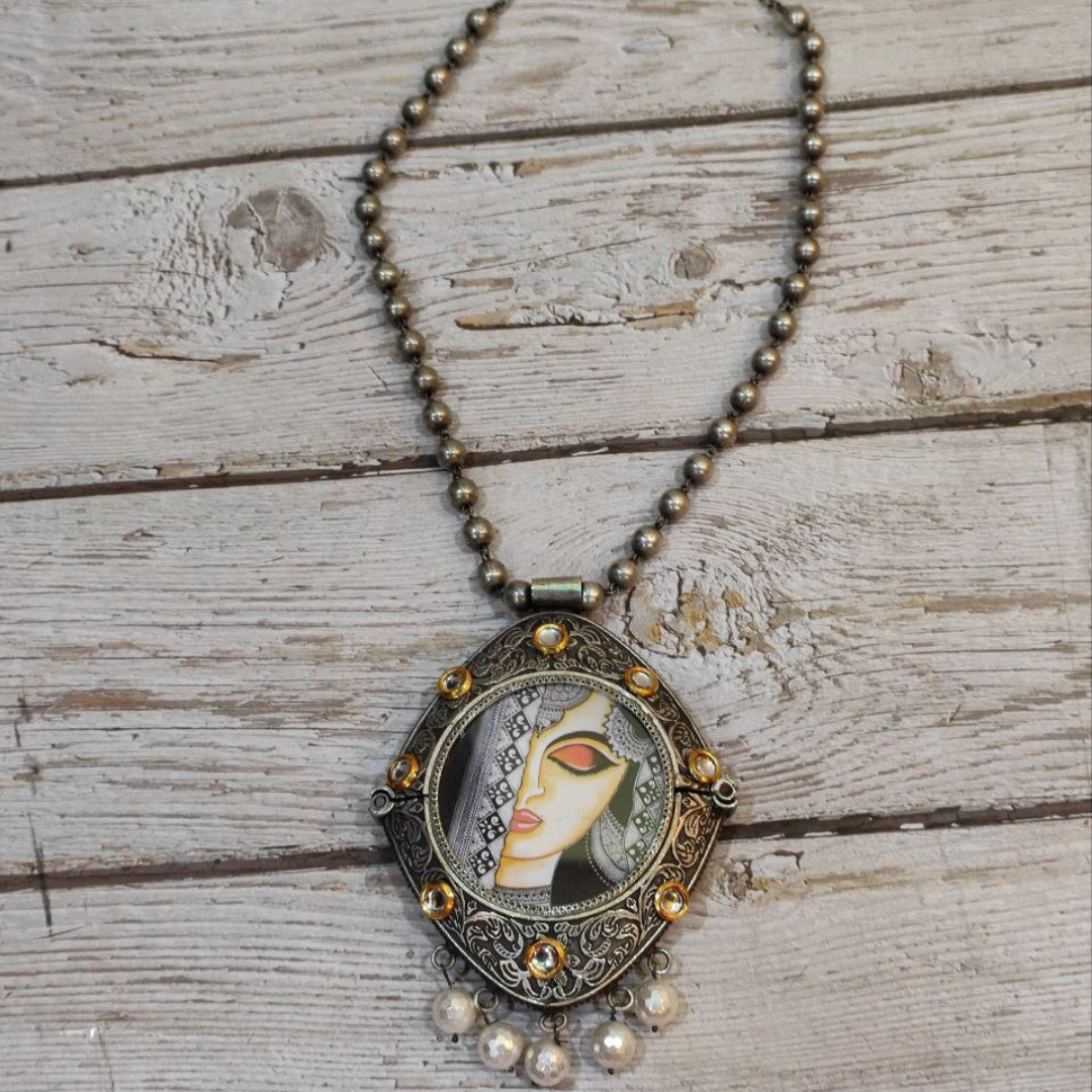 SUNDARIYA STATEMENT NECKLACE