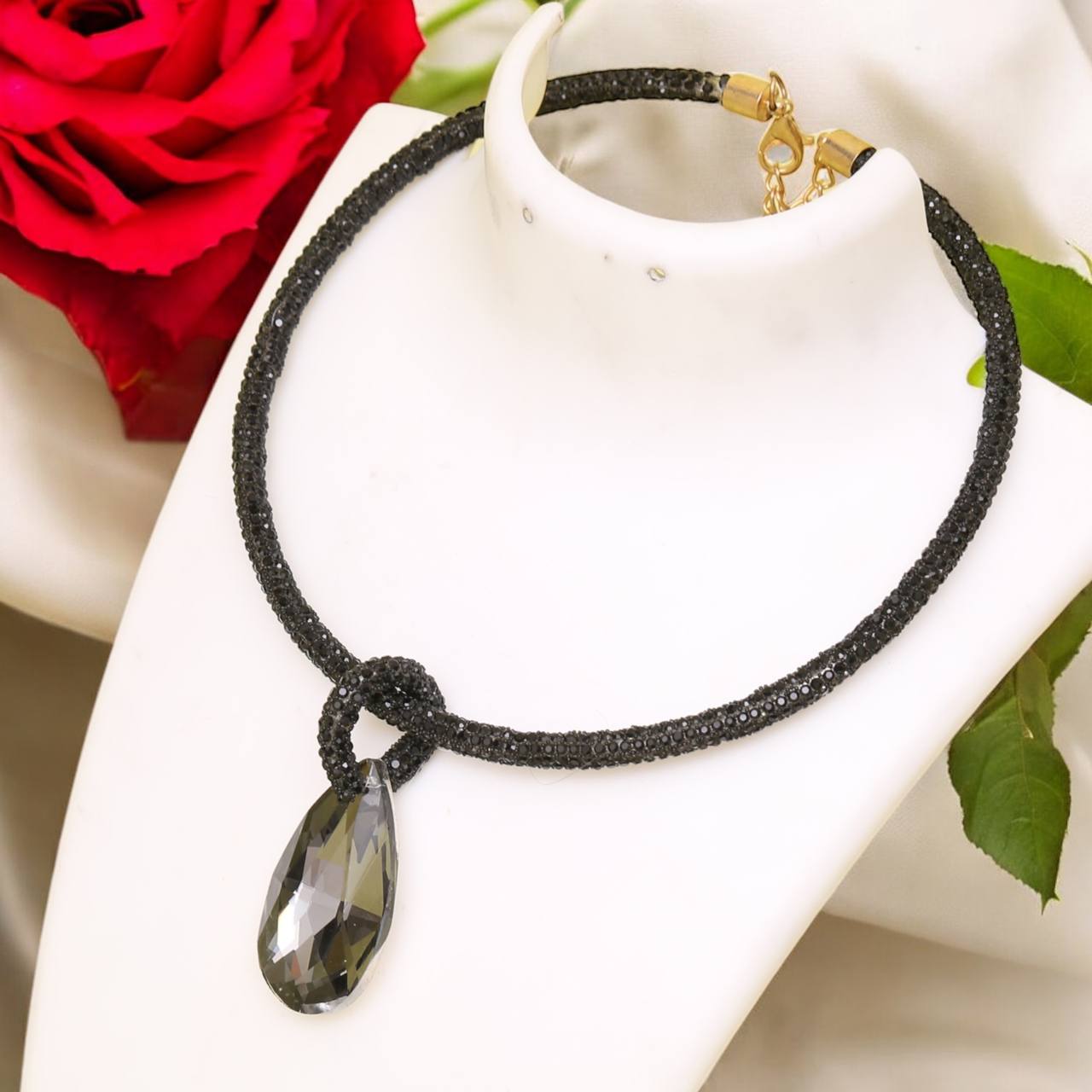 BINNA BLACK NECKLACE
