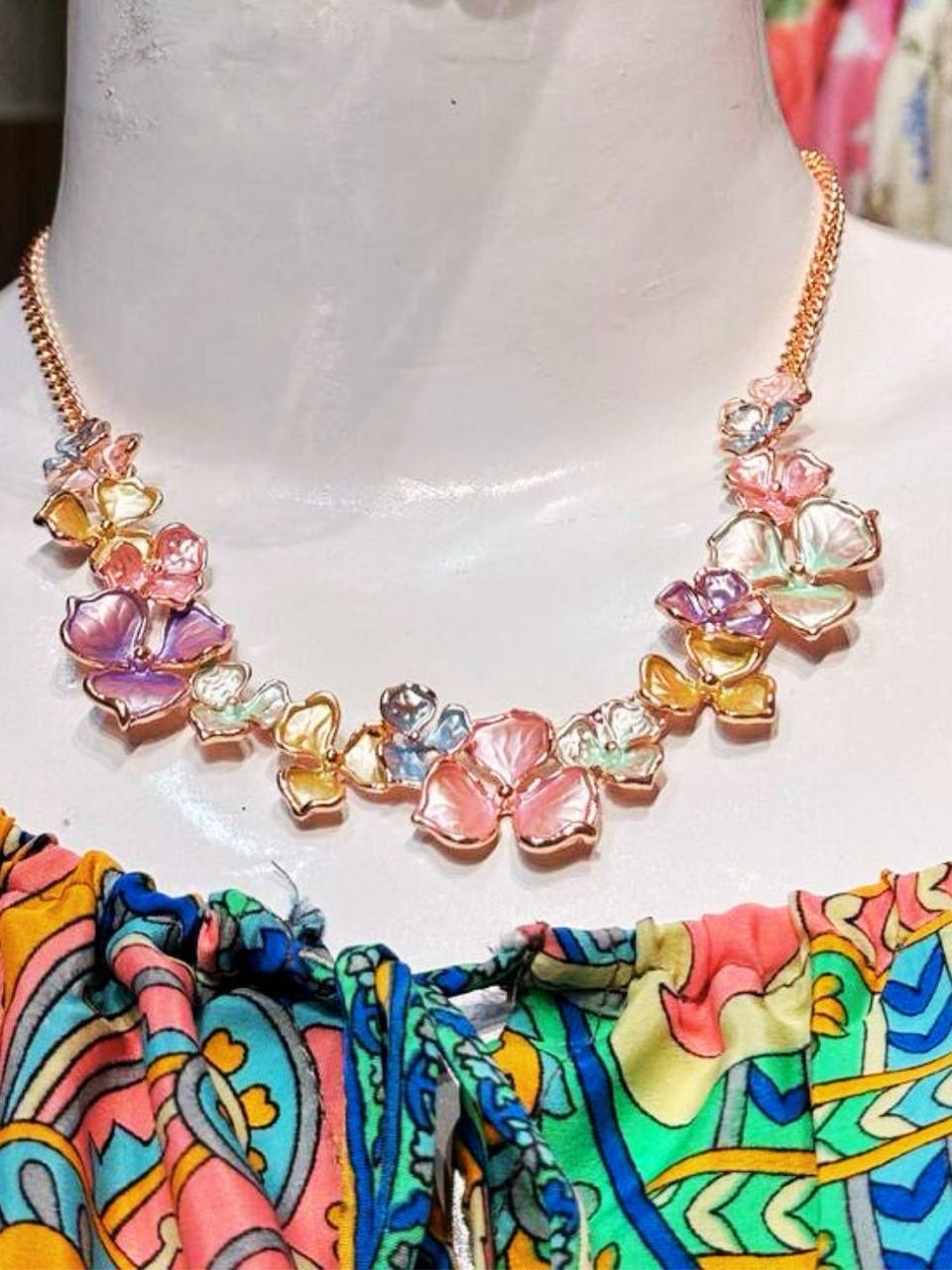 Tinny flora chain necklace