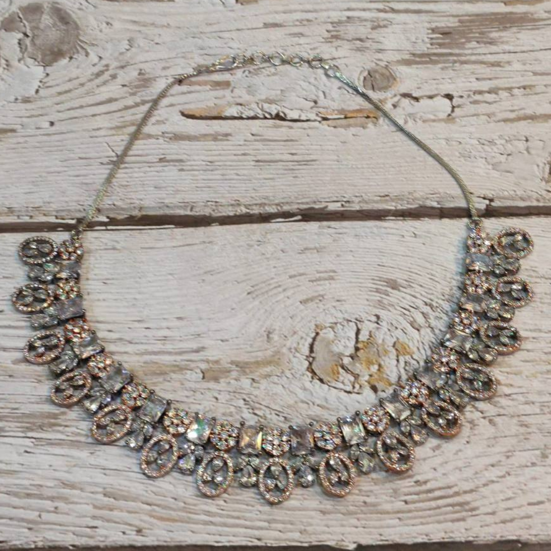 WHITE SANDRA NECKLACE