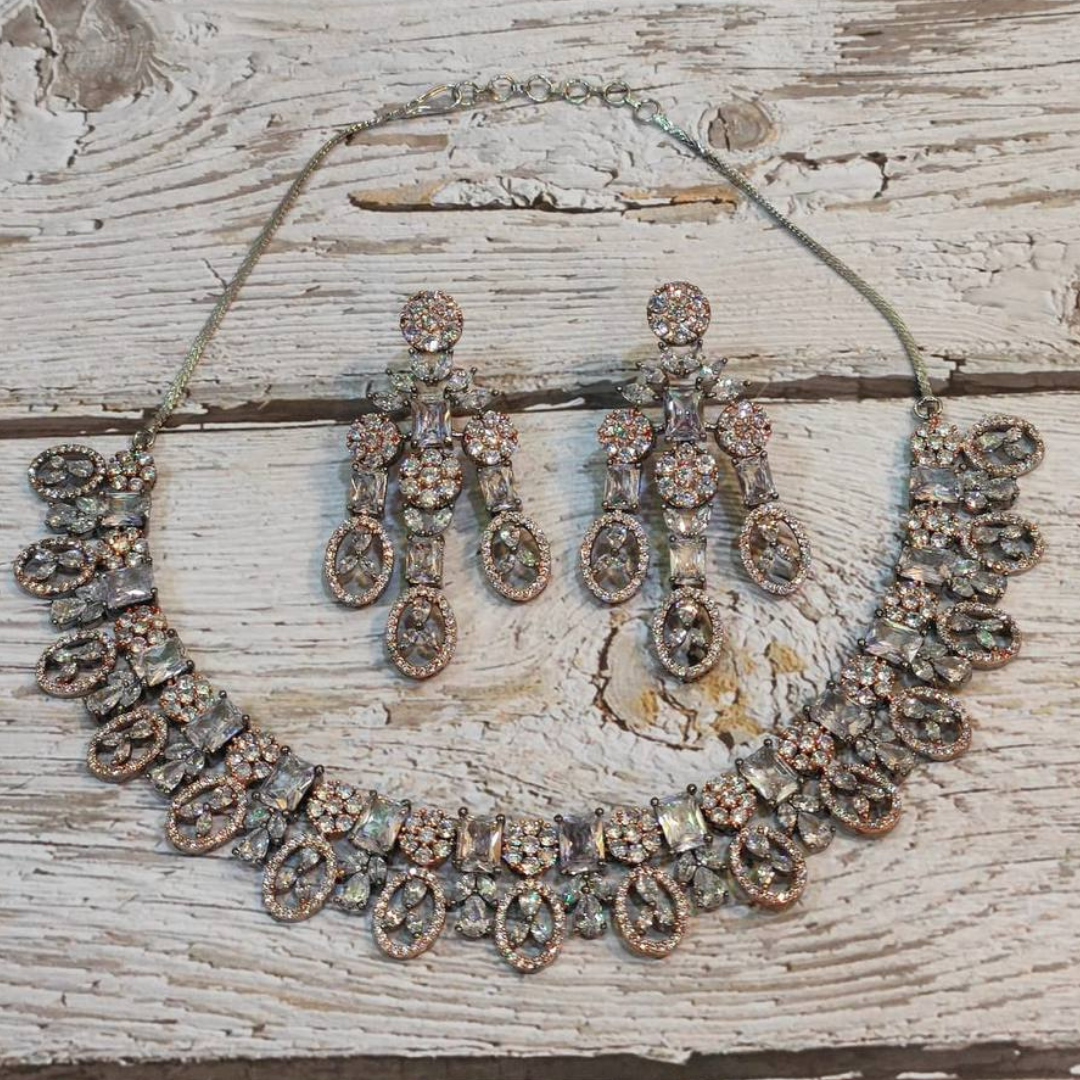 WHITE SANDRA NECKLACE