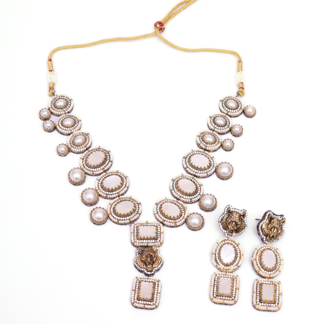 SOMYA WHITE NECKLACE