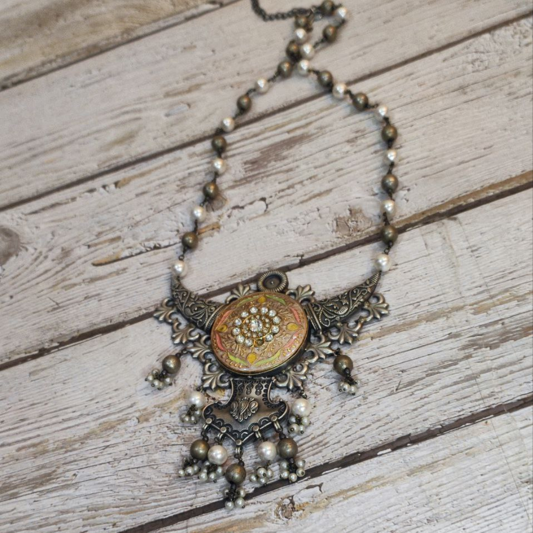 PEACH MENAKA NECKLACE