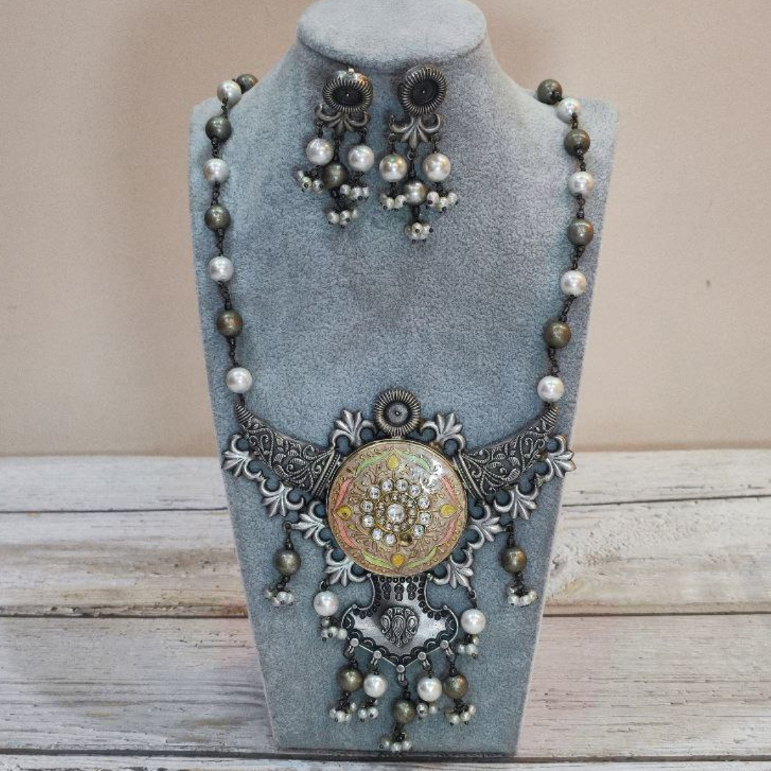 PEACH MENAKA NECKLACE