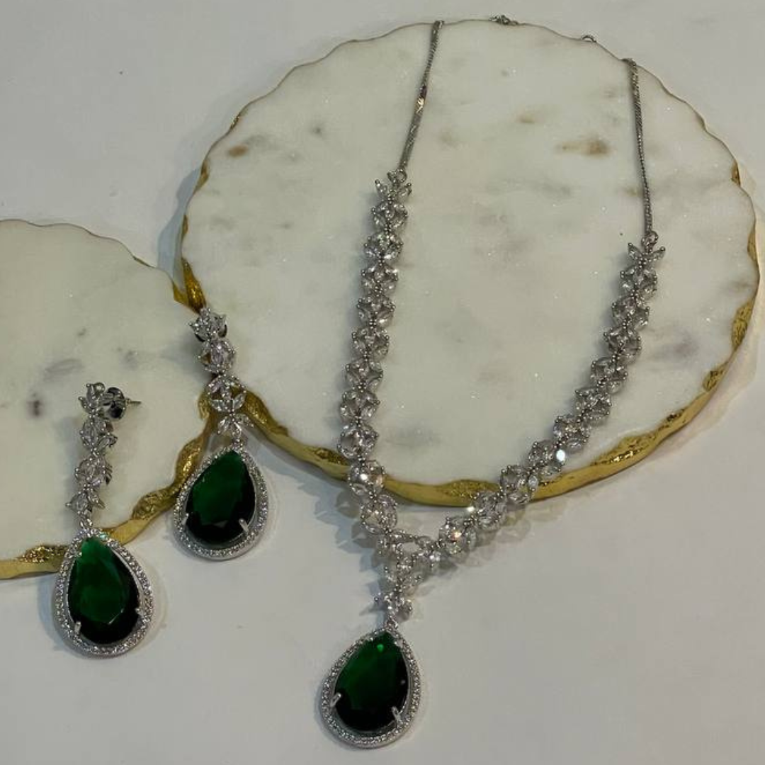 EMERALD SNOWWHITE NECKLACE