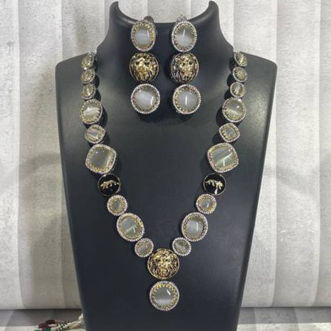 LAWANYA WHITE NECKLACE