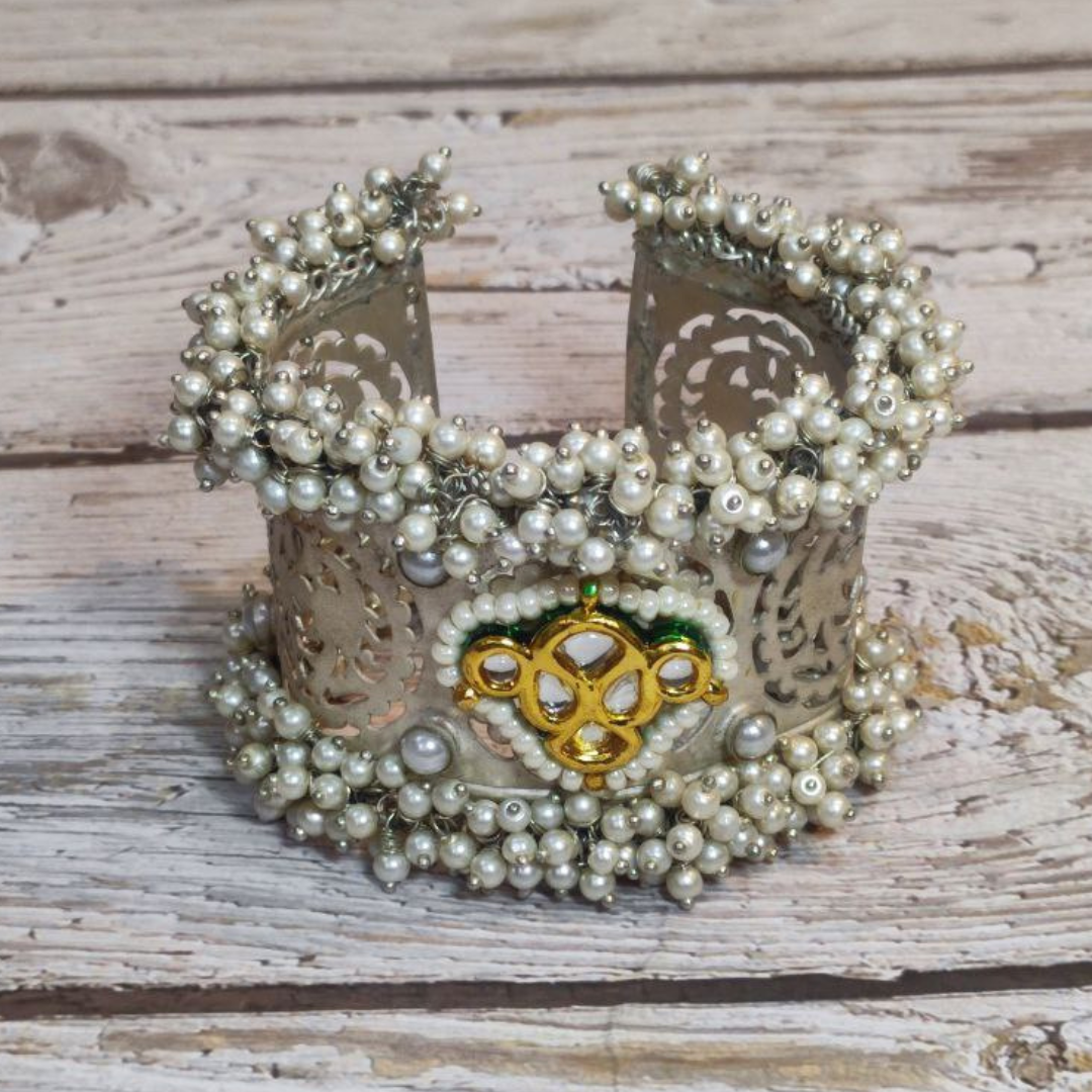 KOMUDI WHITE BRACELET