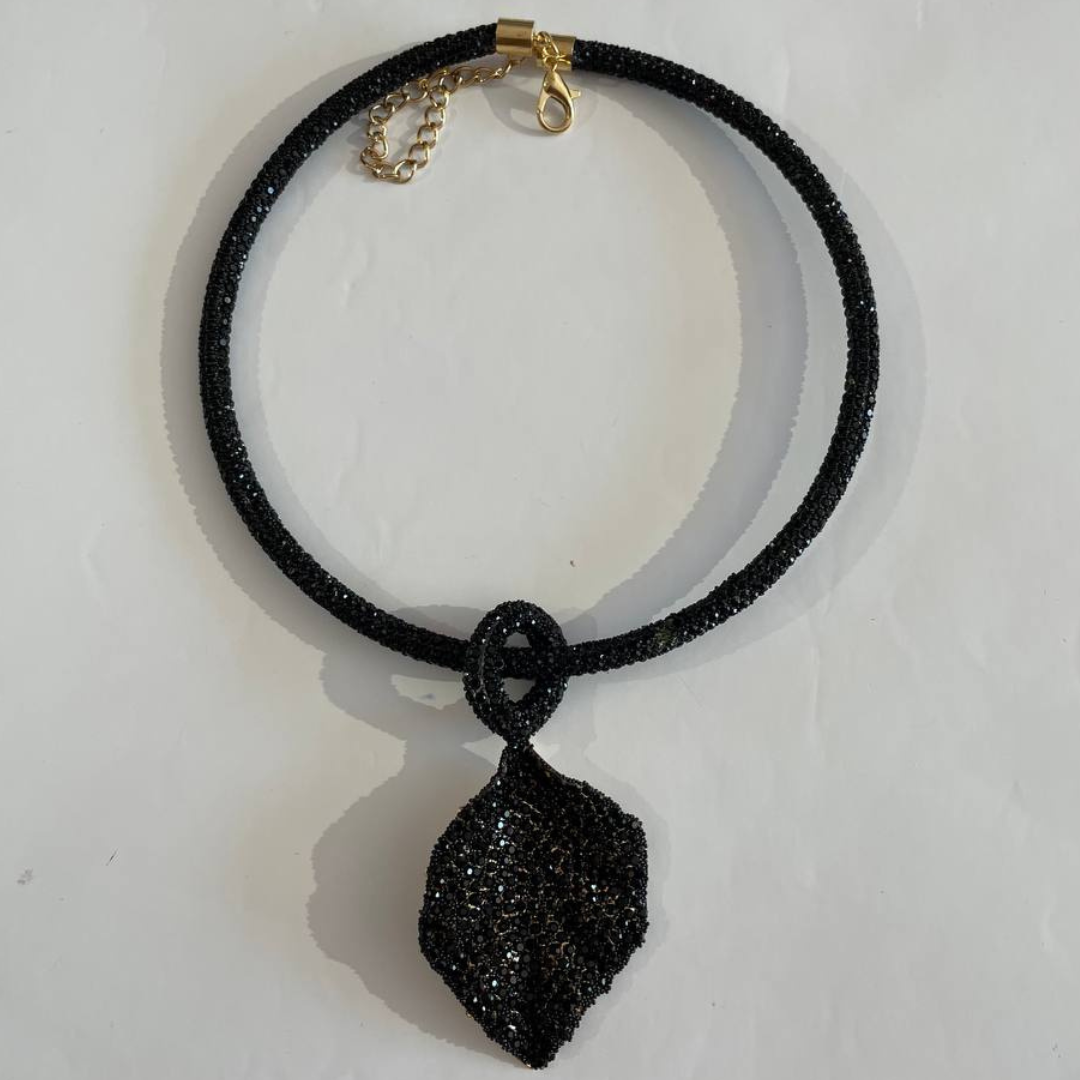 HANA BLACK NECKLACE