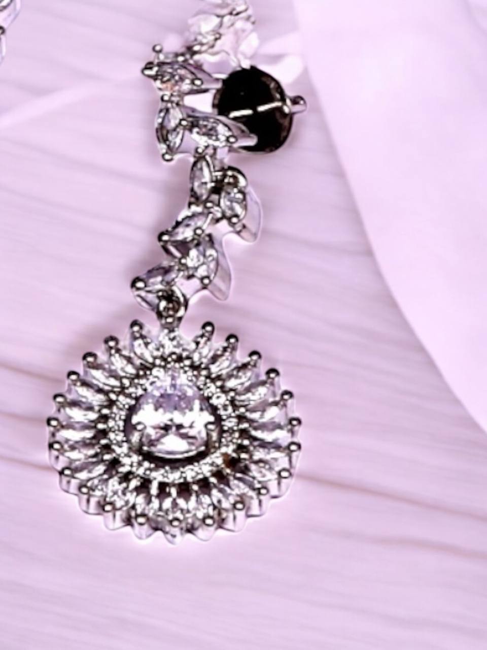 WHITE DHOOM NECKLACE