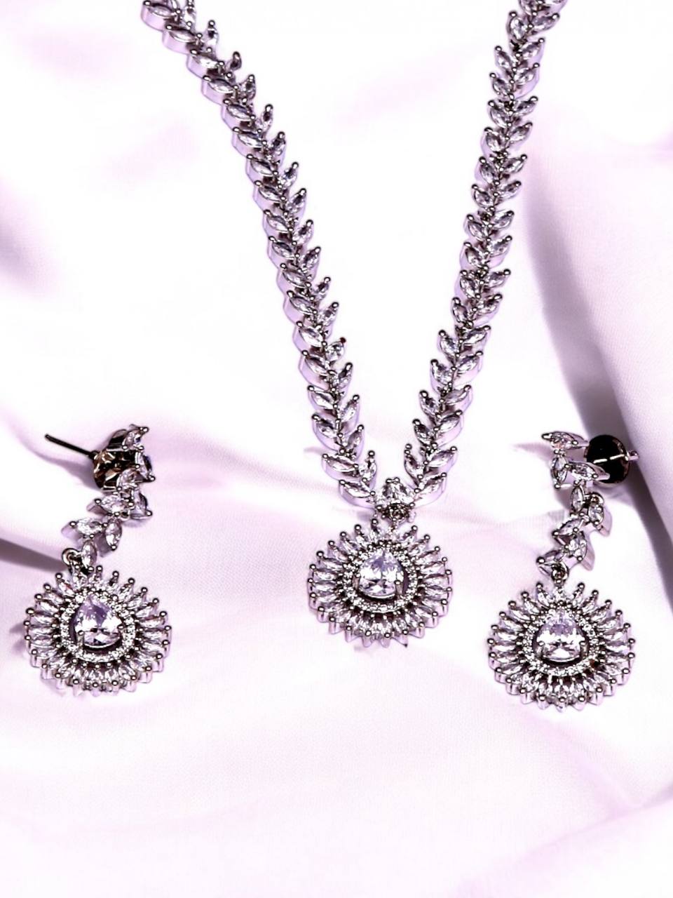 WHITE DHOOM NECKLACE