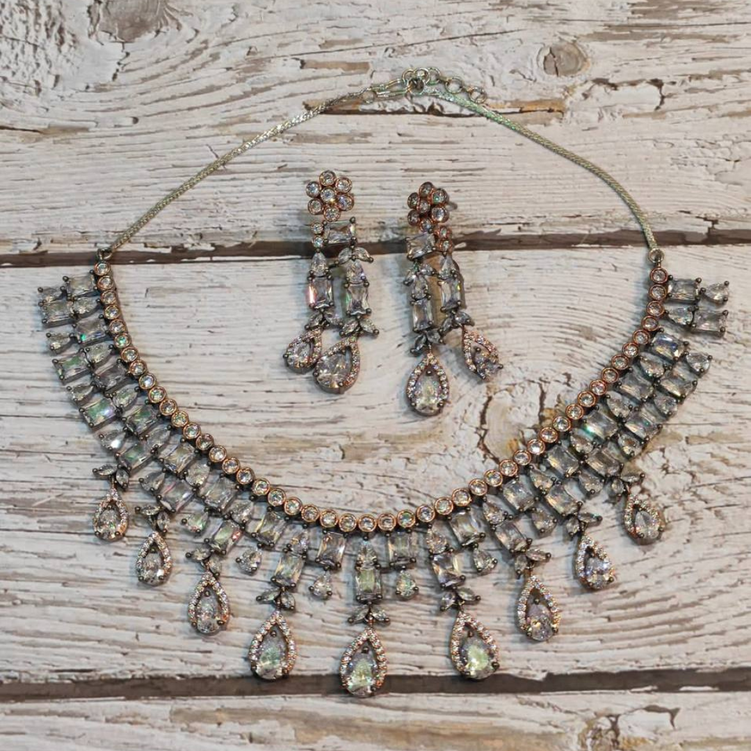 WHITE LAUREN NECKLACE