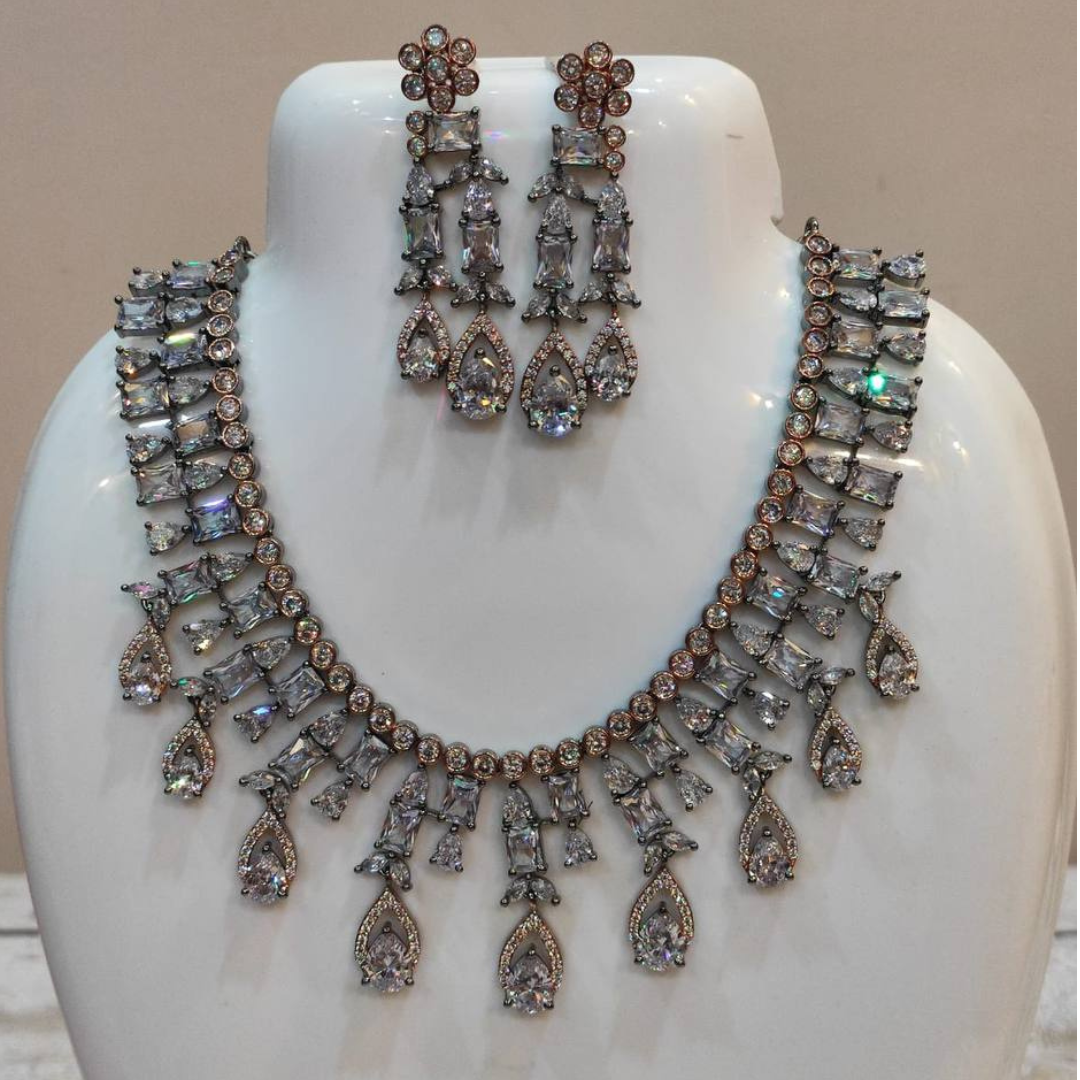 WHITE LAUREN NECKLACE