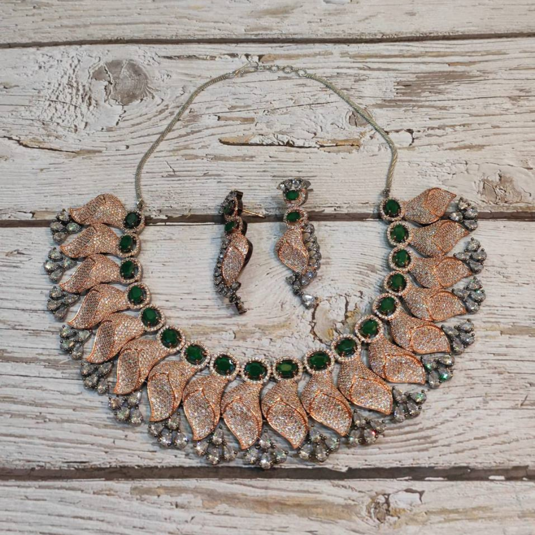 MILA GREEN NECKLACE