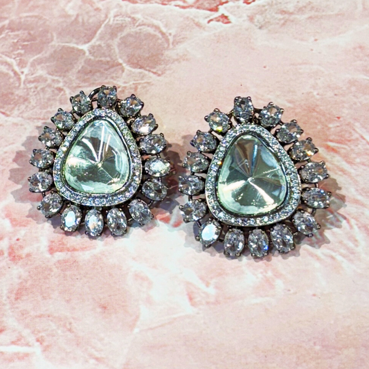 CRUELLA WHITE STUD EARRING