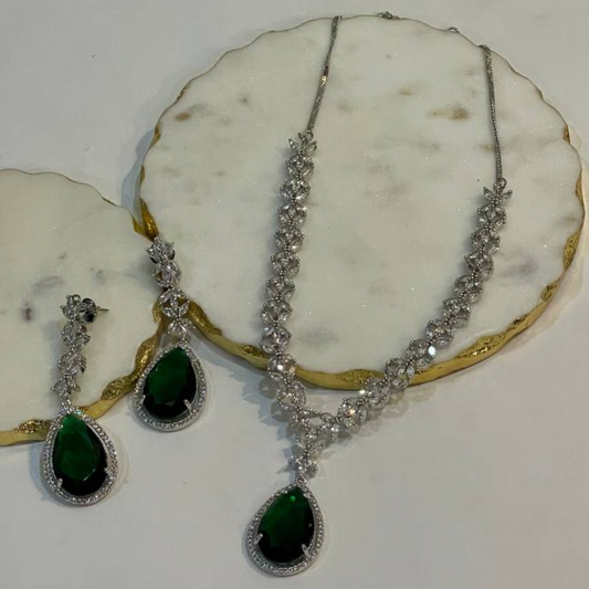 EMERALD SNOWWHITE NECKLACE