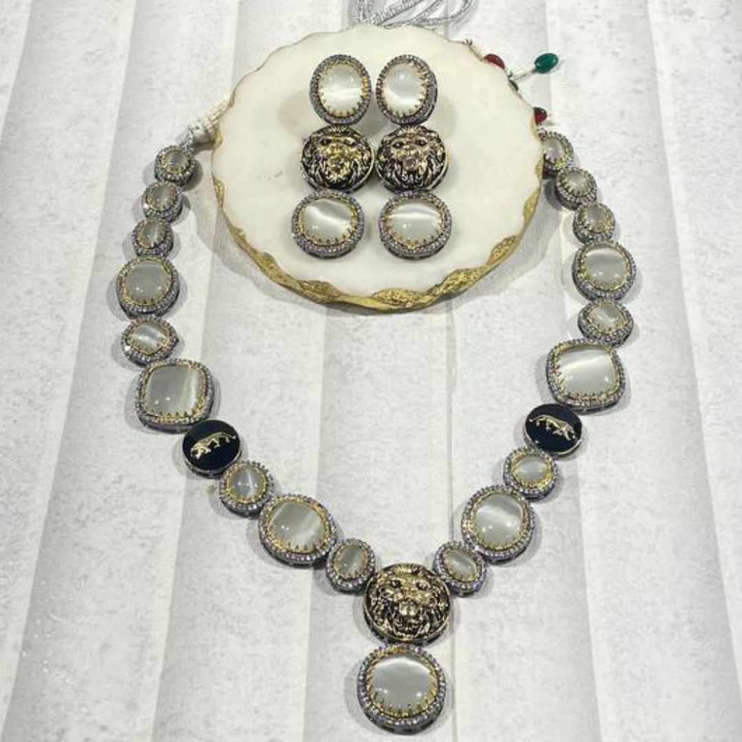 LAWANYA WHITE NECKLACE