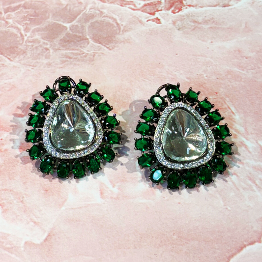 CRUELLA EMERALD STUD EARRING