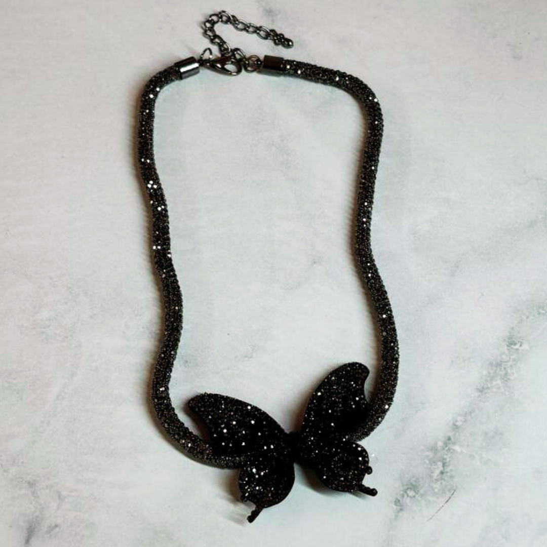 V-black Hollywood fly necklace