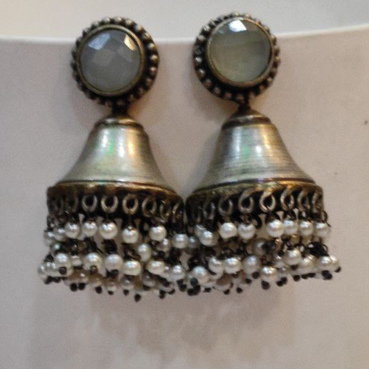 CHAMELI WHITE EARRING