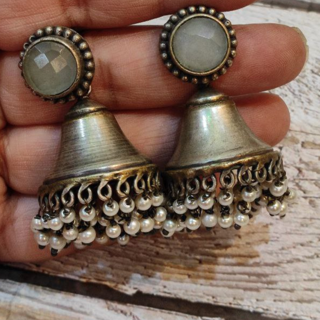 CHAMELI WHITE EARRING