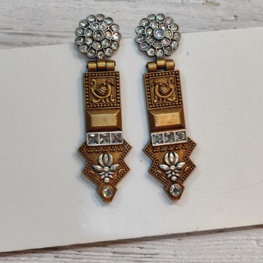 White kamini earrings