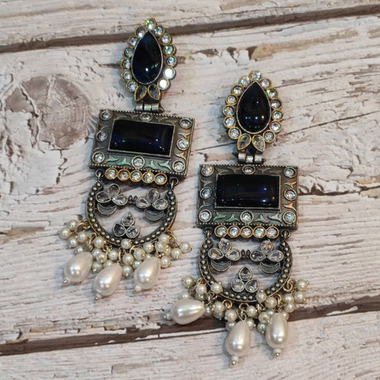 MANDOLA BLACK EARRING