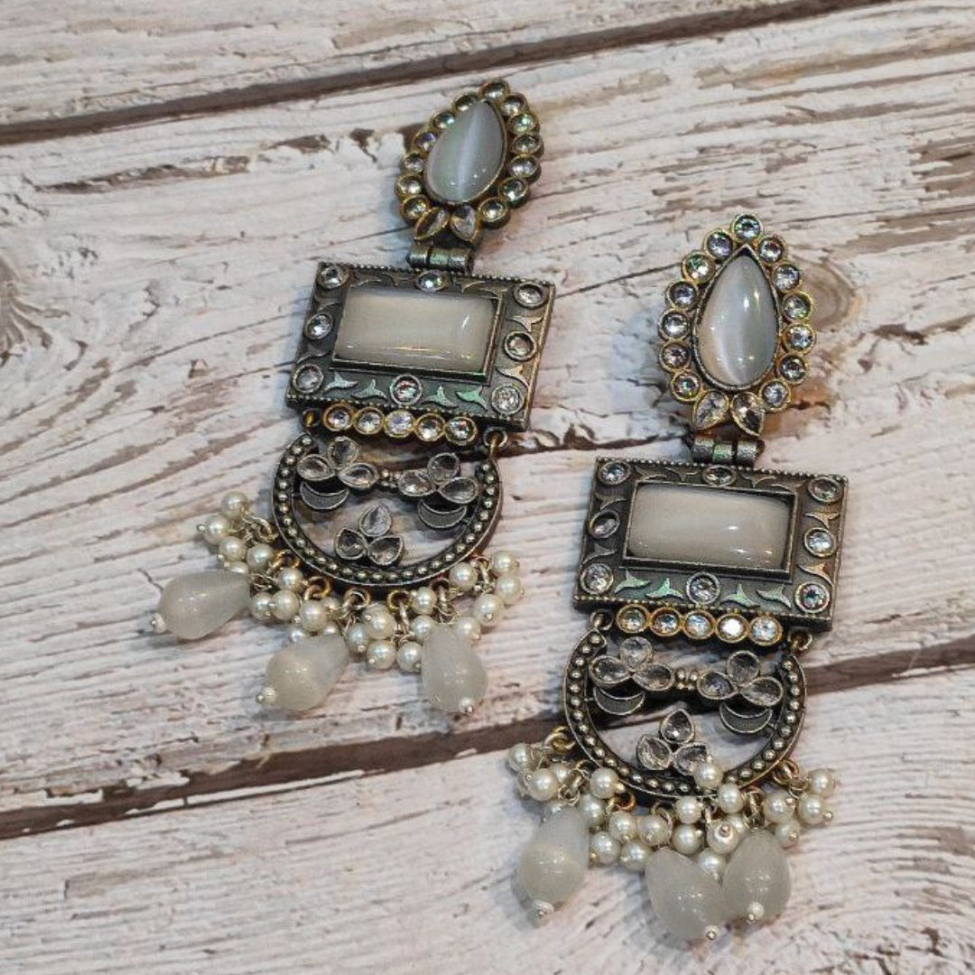 MANDOLA WHITE EARRING