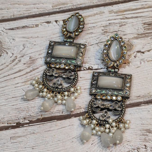MANDOLA WHITE EARRING