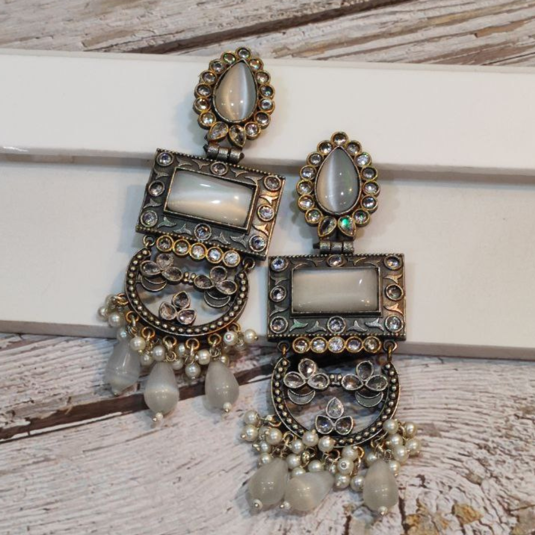 MANDOLA WHITE EARRING